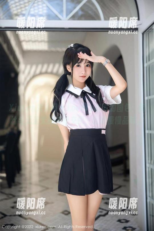 Xiuren秀人网 - Lovely璐璐的图包：肉丝与无圣光的神奇交织，值得慢慢品味。