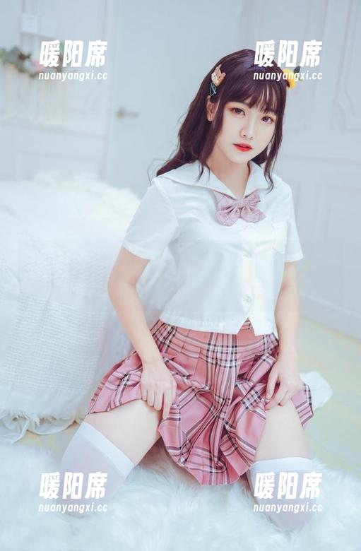 lovely呆玄 萌感vs.性感:lovely呆玄的过膝白丝写真合集,踩线走得漂亮