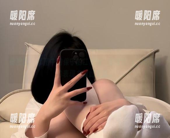 保守的二舅妈 微密圈 - 套图中的保守的二舅妈,剧情即兴,原来她的表现力如此丰富。