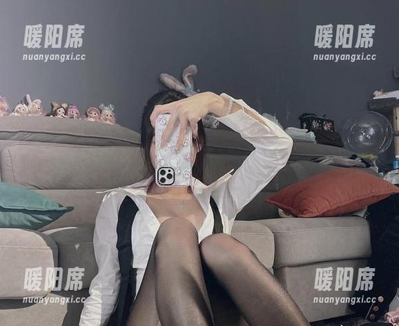 微密圈 - 兔宝妮to的灰丝作品，就像秋天的第一片落叶，有点懒散又迷人。