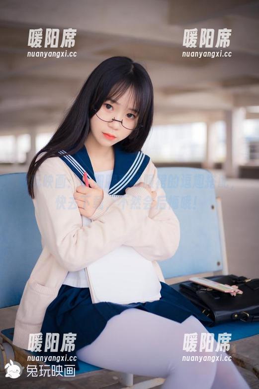 兔玩映画：小细腿和制服裙的逗趣搭配，快去下载，不然会后悔哦！
