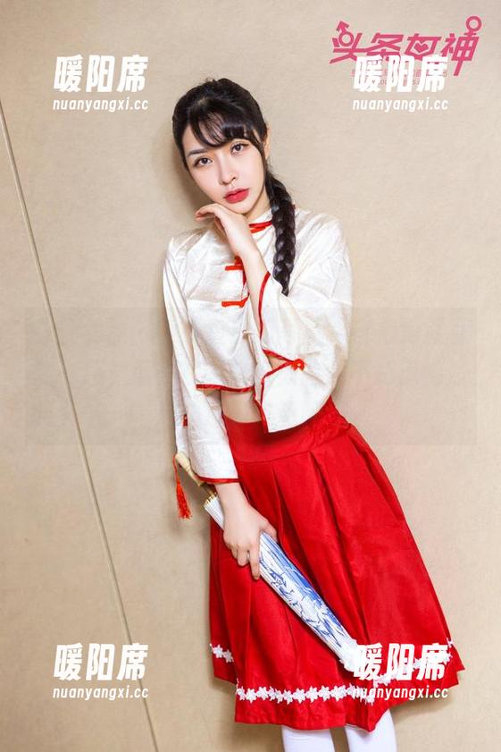 头条女神-小小鱼 头条女神 - 小小鱼最新写真,自拍角度百变,感觉像是在拼命扮鬼脸,不知道她是开心还是绝望呢。