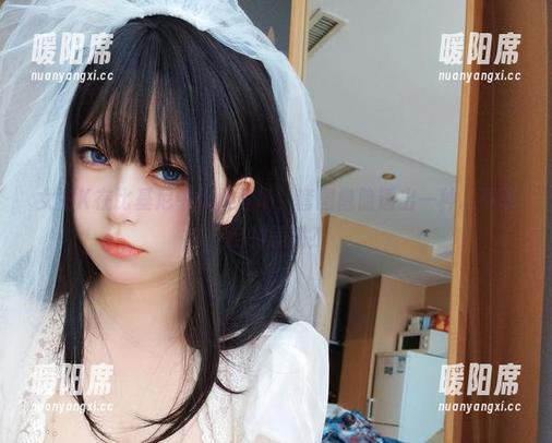 女主K在比基尼中优雅登场，套图隐隐透出一种...不确定的美感？