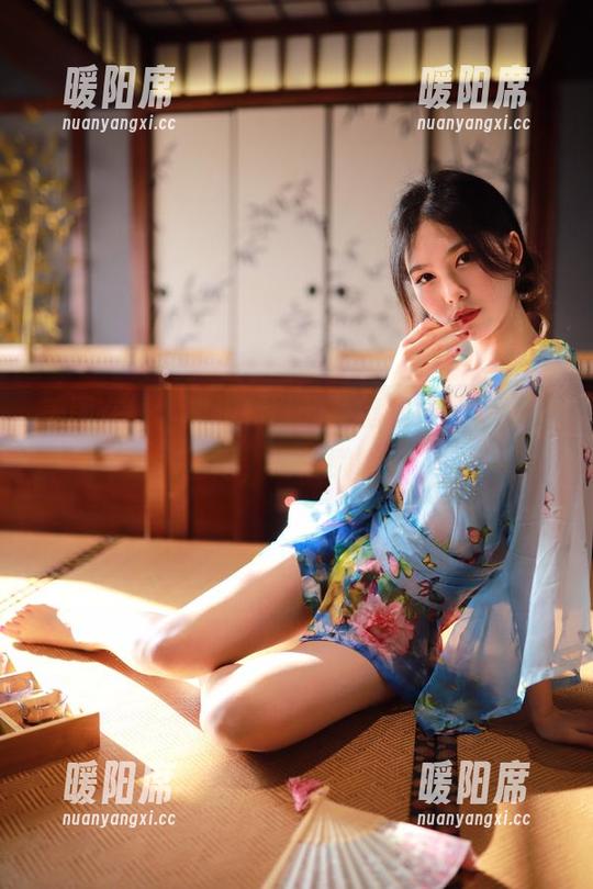 美图在线，抖娘利世的教室变身‘学习’园地，别偷懒哦！