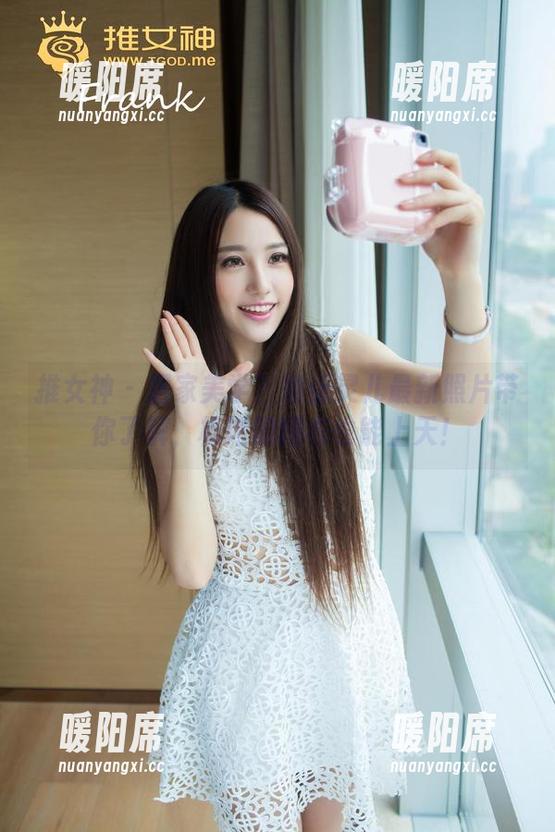 推女神 - 居家美学？娜依灵儿最新照片带你了解，松垮的睡衣也能上天！
