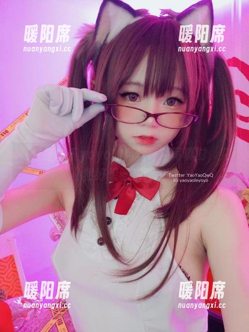 在看摇摇乐yoyo的肉丝高清写真时，突然好想吃东西…