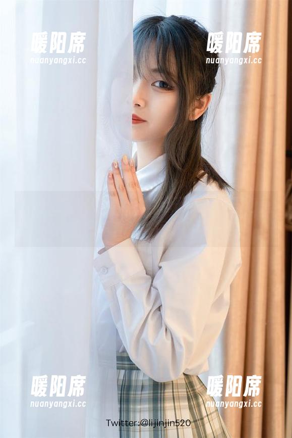 梨瑾瑾的室内吊带裙，画面太好，图包里的每幅图简直是挑逗我的好奇心！