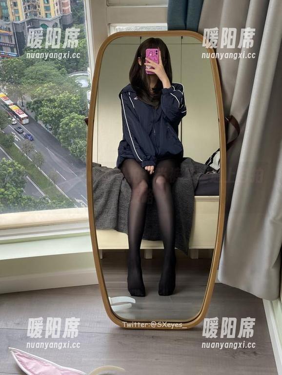 眼酱大魔王w的私拍：当裤里丝遇上自拍策略
