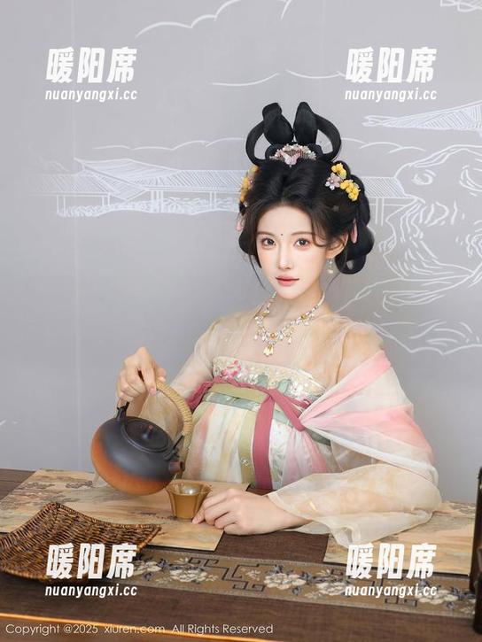 秀人网-南初妹妹 秀人网 - 最新发布,如何在职业装中透出南初妹妹的英气和俏皮?