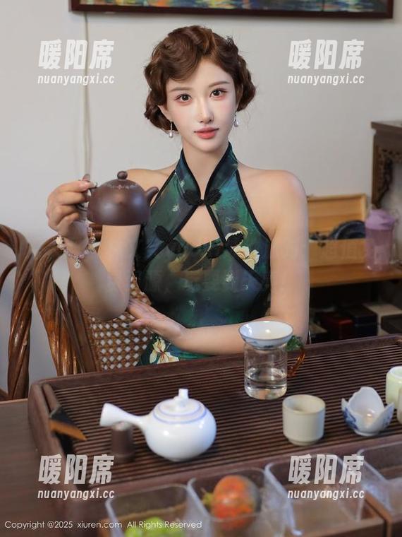 秀人网 - 林文文yooki泳池派对：超值免费资源，玩耍到天亮！