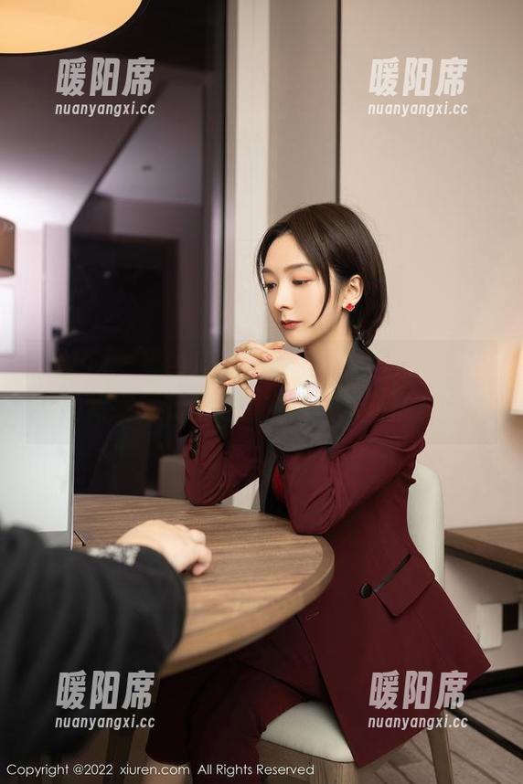 秀人网 - 婚纱原图上线，林若凡F亲吻了她的裙摆，我居然想象她在和花草对话。