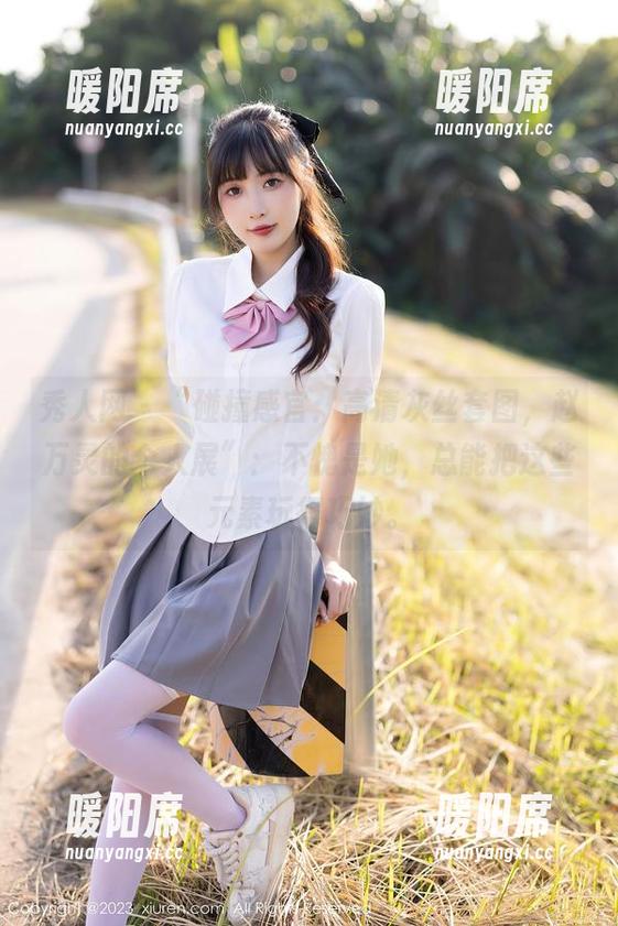 秀人网 - “碰撞感官：高清灰丝套图，赵万灵的个人展”：不愧是她，总能把这些元素玩得巧妙。