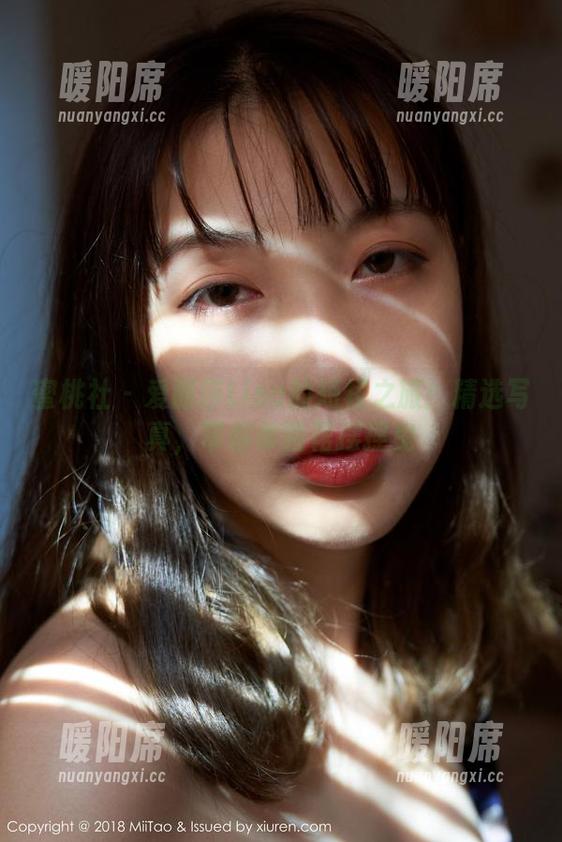 蜜桃社 - 爱丽莎Lisa的短裙之旅：精选写真，带你体验裙摆摇曳