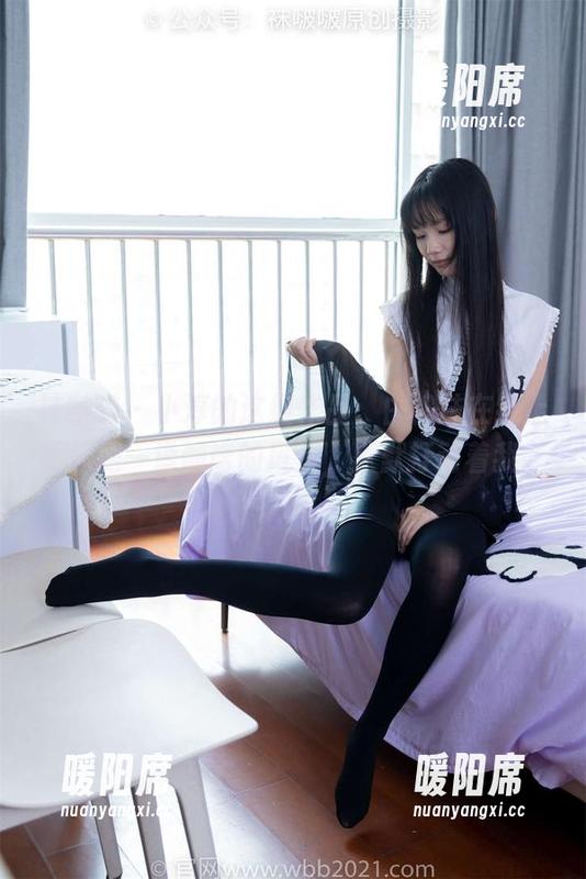 袜啵啵 - 小淳的这组作品，白棉袜在线上更像是一道静谧的风景，默默打动着我。