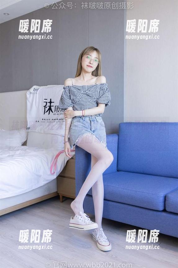 袜啵啵 - 在无圣光的舞台上：稚予的作品，两双肉丝的动态捕捉！