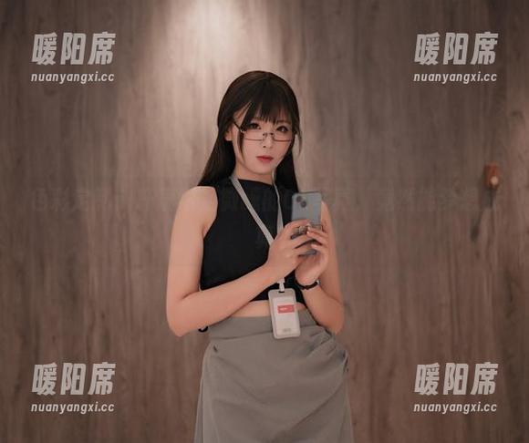 色彩定制：轩萧学姐微醺的OL写真，竟然能梦想成真