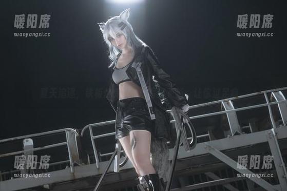 夏天追逐，铁板烧鬼舞w的写真更新，让你过足瘾。
