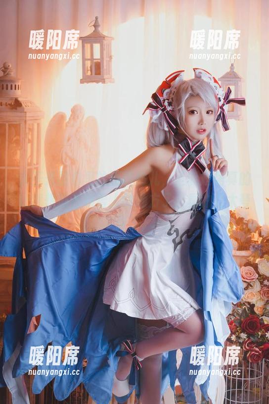 无圣光图包里的面饼仙儿，圣诞短裙真的让我想逃去堆雪人的地方了，真的是太夸张了。
