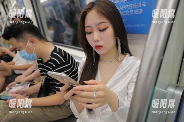 魔镜街拍 - 精选套图：婷婷在寒风中，肉丝圣诞美人是你吗？我不太敢相信！
